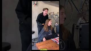 An interesting dual-screen video. Welcome to follow and like!#Pranks everyday#youtubeshorts#wenzi