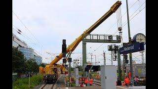 [Signalbrücke Einheben] Hering Bahnbau Kirow KRC 910 bei der Montage am Bahnhof Frankfurt Niederrad