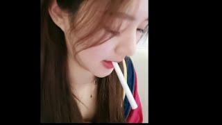 Chinese gentle girl WENWEN smoking & chatting on live 135