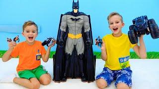 Vlad dan Niki menyimpan batcave dan bermain dengan Batmobile RC - cerita mainan untuk anak-anak