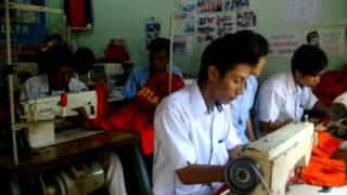 KARYAWAN LUCKY ADAM FASHION,PRODUKCY KOSTUM BATLAS