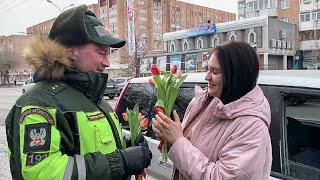 В трех регионах Сибири военнослужащие ЦВО поздравили женщин с Международным женским днем