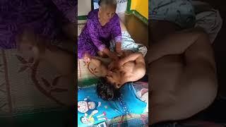 Kasihan nenek ini, udah tua masih jadi tukang pijit