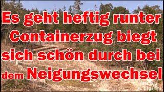 Es geht heftig abwärts! Containerzug mit 2x 1116 biegt sich schön durch beim Neigungswechsel!