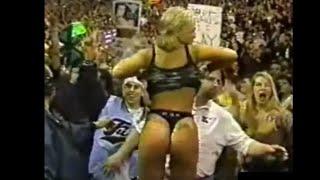 84 DX girl fan shows her thong! - RAW(off the air) 14 December 1998