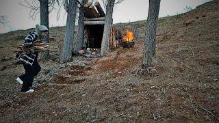 Building a Warm and Cozy Bushcraft Winter Survival Shelter with Fireplace/Solo Survival Camping