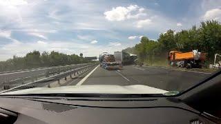 schwerer LKW Unfall, LKW fährt auf stehenden LKW (Mähtrupp) auf