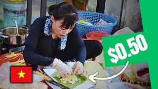 Eating Xôi Xéo – Vietnam’s Famous Sticky Rice Breakfast! | Hanoi Street Food Tour 