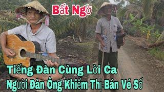 Bất ngờ người đàn ông khiếm thị ôm đàn lặn lội bán vé số cùng lời ca ngọt ngào