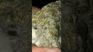 ЗОЛОТО В КВАРЦЕ                 GOLD IN QUARTZ ROCK
