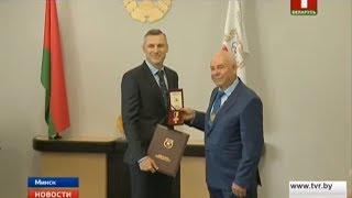 Первого олимпийского чемпиона из Беларуси Сергея Макаренко наградили медалью НОК
