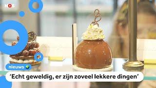 Pudding, chocolade-vla en brownies in een toetjes tentoonstelling