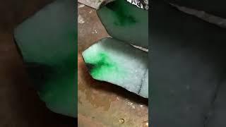 表现平平的会卡原石一刀爆色惊喜来的太突然翡翠原石翡翠#jade#jewelry#gem##jade #玉 #赌石 #原石 #缅甸翡翠 #珠寶#翡翠  #翡翠原石