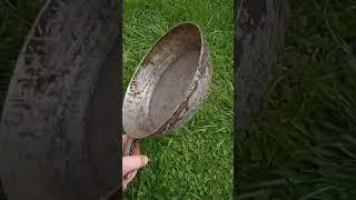 Удаляю нагар со сковороды.
