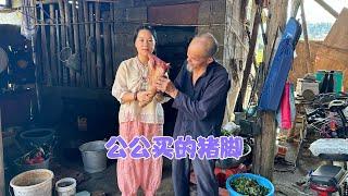 公公要进山搬木头，买了一个猪脚要秋子帮忙加工，婆婆看到都想笑