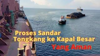 Proses Sandar Tongkang Batubara Di sisi Kiri Kapal Besar