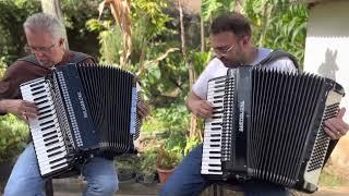 Thiago Moraes e seu pai tocando a madrugada