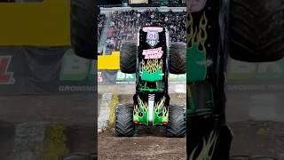 #monstertruck two wheels skills show #shorts #eterno #monsterjam #stunt #skills #motorsport