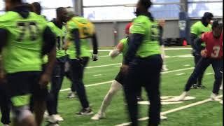 Russell  Wilson and Jacob Hollister sprint