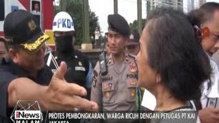 Protes pembongkaran, warga ricuh dengan Petugas PT KAI - iNews Malam 01/03