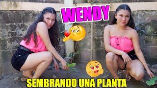 WENDY Hermosa Salvadoreña - Sembrando Una Planta en el Jardín / Las Chicas Sv Con Chispa