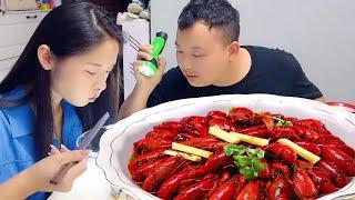 自私老公做了龙虾不让我吃，我拿个空碗假装在吃饭，在他怀疑人生的时候偷偷吃他的食物