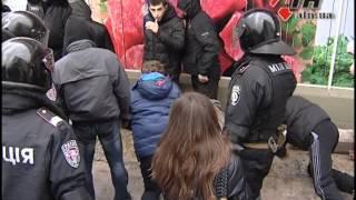 11.01.14 - В Харькове "титушки" штурмовали церковь, в которой проходит форум Евромайданов