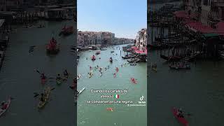 Los canales de Venecia cuando se celebra una regata. #viajes #venecia #regata #trip #travel #italia