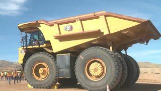 Первый электрический самосвал Caterpillar 793 показан в США