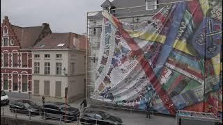 Artwork Amanda Browder decorates facade of our Bruges campus Verversdijk site - Triennial Bruges '21