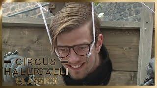 Aushalten: Wer hält länger am Pranger aus? | 1/2 | Circus Halligalli Classics | ProSieben