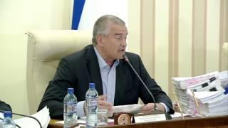 Сергей Аксёнов читает Крымскую газету на заседании Совета министров