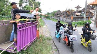 RAMA MENYER4NG 3 ORANG MISTERIUS BERPAKIAN HITAM DENGAN SENJ4T4 PELEP4H PISANG