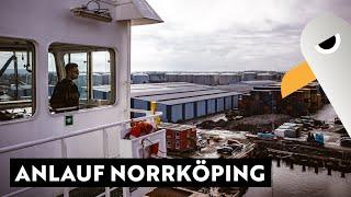 Anlauf Norrköping bei dichtem Nebel  Frachtschiffreise auf einem Containerschiff 