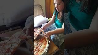 Donijela sam kćerki pizzu ️️