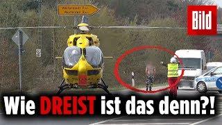 Gaffer schlendert in alle Ruhe zum Rettungshubschrauber