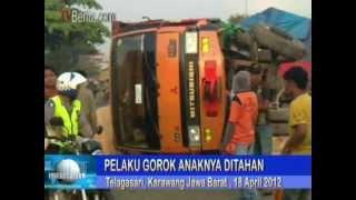 Truk Bawa Pakan Ayam Terguling Di Simpang Jomin Cikampek