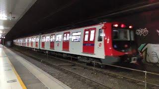 Metro de Barcelona línea 1. UT Serie 6000 y Serie 4000 de TMB por la estación de Plaça de Catalunya