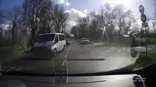 Dutch Dashcam: Ford Ka doesn't give right of way.