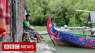Indonesia: Alone in a sinking village - BBC News