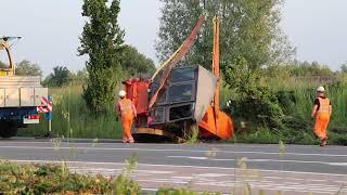 Asfaltwals valt van dieplader in Groningse Hoogkerk