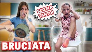 LA BABYSITTER SOFI BRUCIA IL PIEDE DI FIGLIACHIARA CON L'ACQUA BOLLENTE! FIGLIACHIARA PIANGE TANTO!