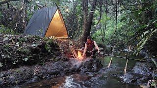 3 Tage SOLO CAMPING im REGEN – BUSHCRAFT – Überlebensfähigkeiten – Hähnchen auf einem Felsen grillen