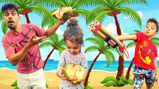 Vídeo engraçado e divertido - Titina e Titisco ajudam o papai pegar coco verde com água