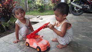 LIHAT KELAKUAN SIKEMBAR INI..!! BIKIN GEMESSS LUR - RAFIQ DAN RIFQAN