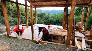 小伙为妻子建木屋，两人齐心协力，终于把地板全部安装完成。Wooden house floor.