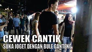 BULE CANTIK DIAJAK JOGET -- ASTRO ACOUSTIC MALIOBORO YOGYAKARTA 1 AGUSTUS 2018