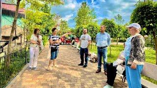 Олег Зубков приехал посмотреть как мы обустроили вольер для Люсиной компании! Гамадрилята довольны!