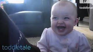 Djevojčica Histerično Se Smiju Na Psu Jesti Kokice | Smijeh Bebe