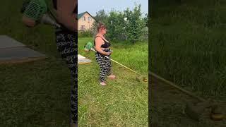 Муж уехал на работу или  баба с косой! Самоирония #лето #деревня #трава  #жена #ржач #смех #humor